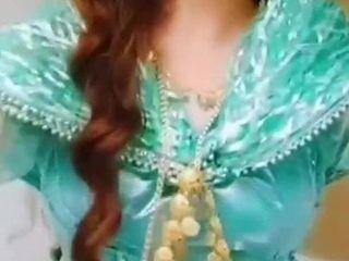 Hermosa mujer kurda bailando antes del sexo