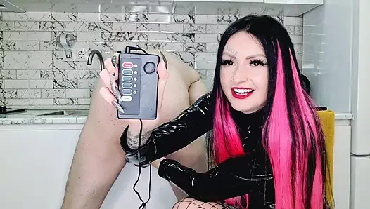 Bir kölenin anüsü için eğlenceli bir elektrostimülasyon oyunu. Dominatrix Nika bekaret kemeri takarken bir adamın prostatını şok eder.