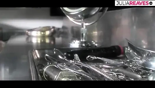 Cewek sange ini saling ngentot memeknya pakai dildo ukuran raksasa