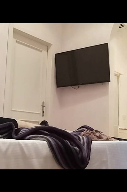Çoraplı ve topuklu orta yaşlı seksi kadın, bağlı ve sikiliyor