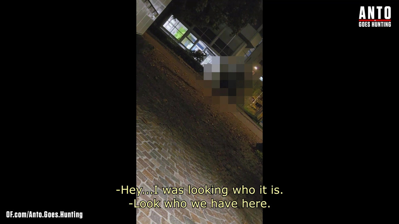 另一个保安走近并说服