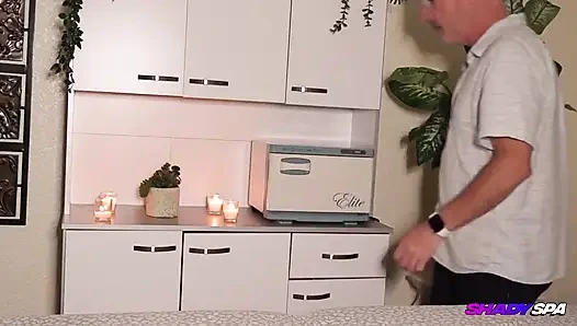 Ateşli genç kız Lola Valentine'in kaslarını rahatlatan elle muamele