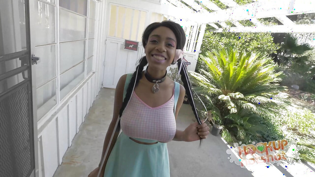 Brittney White dá uma alça bj mostrando seus peitões!