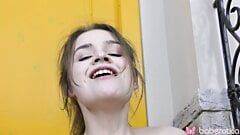 Bruna adolescente solista, Minni Love si masturba, in 4k