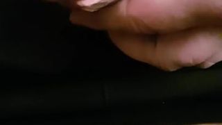 Insertion d&#39;un anneau pénien-bite dans un trou du regard, une bite, une bite