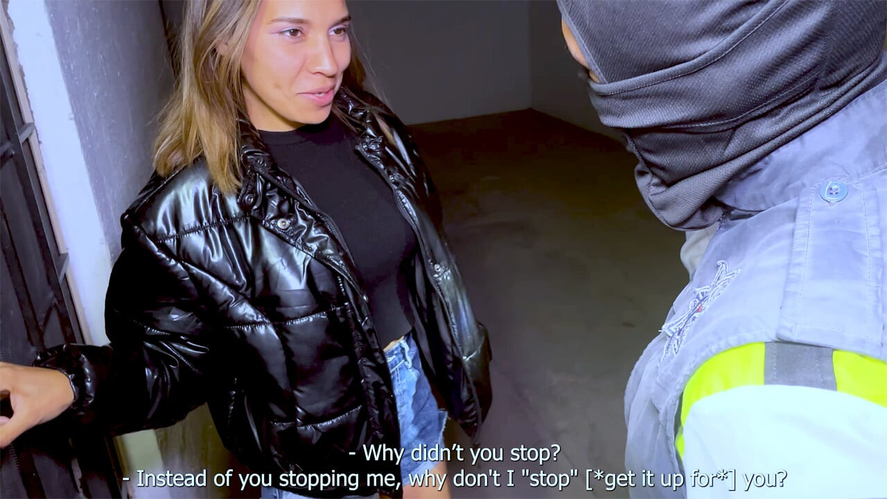 Policia pulls over Mexican MILF amateur and she invited him in