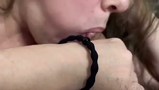 Istriku lagi asik nyepong kontol dan dicrot di mulutmu