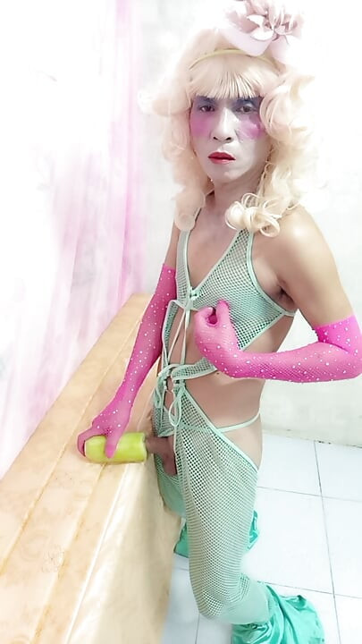 Oanh Le 變性人穿著性感衣服用假陽具自慰色情片
