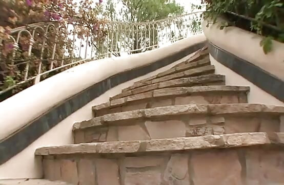 Twee sletten geneukt bij het zwembad