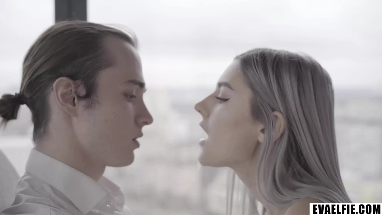 戴绿帽子观看他年轻丰满的女孩在行动