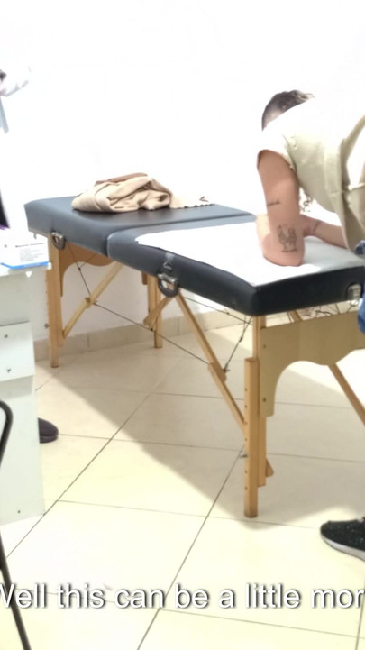 Zapanjujući trenutak iz filma "Proktolog obavlja analni pregled pacijenta sa zatvorom."