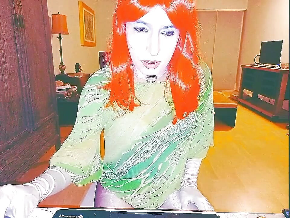 Tammysissy się masturbuje i bawi się swoim moczem