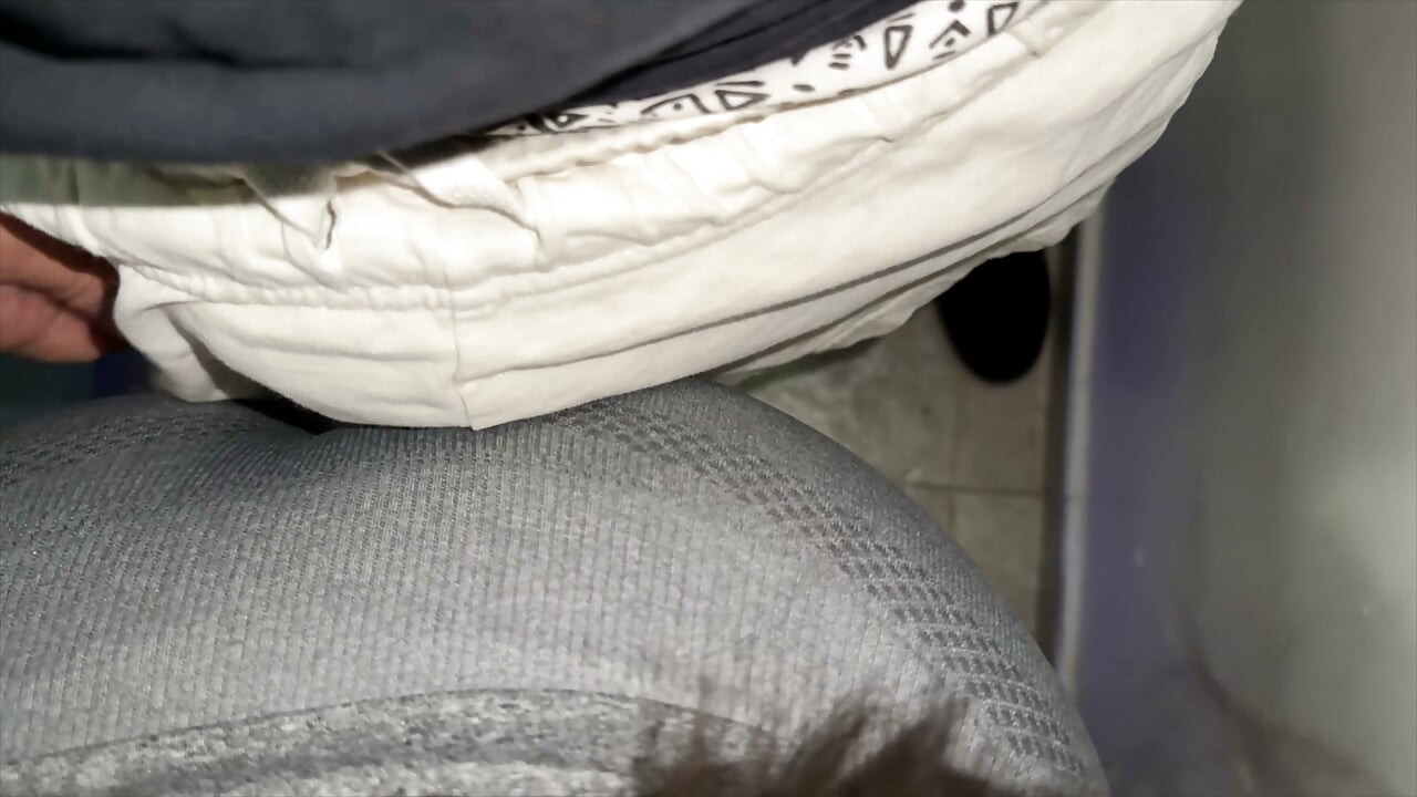 Gadis pantat montok ini lagi asik ngentot kontol orang asing