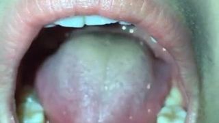 La bouche d'une étudiante après avoir bu du sperme