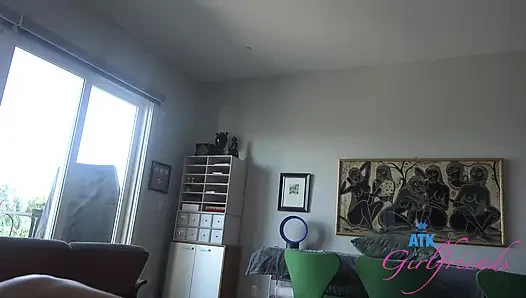 Fiona Peaches'in sert bir sikişe ihtiyacı var - dölleme, gırtlağına kadar alma, işeme ve sigara içme elle muamele