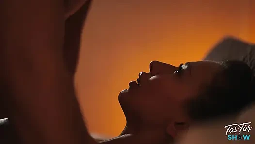 Wunderschöne brünette wird gefickt, nachdem sie ihren freund betrogen hat