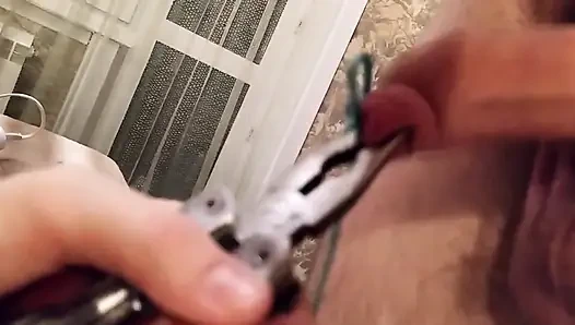 Sünnetim derisiyle oynamak için bir sürü alet kullandım