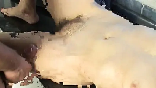 Cewek nakal rambut pirang lagi asik nyepong kontol cowok berondong di dapur