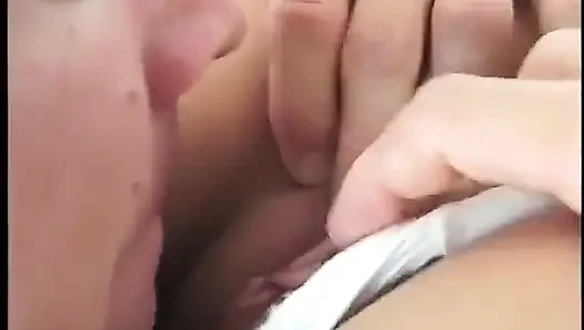 Cewek sange ini dientot habis-habisan di sofa kulit seksi