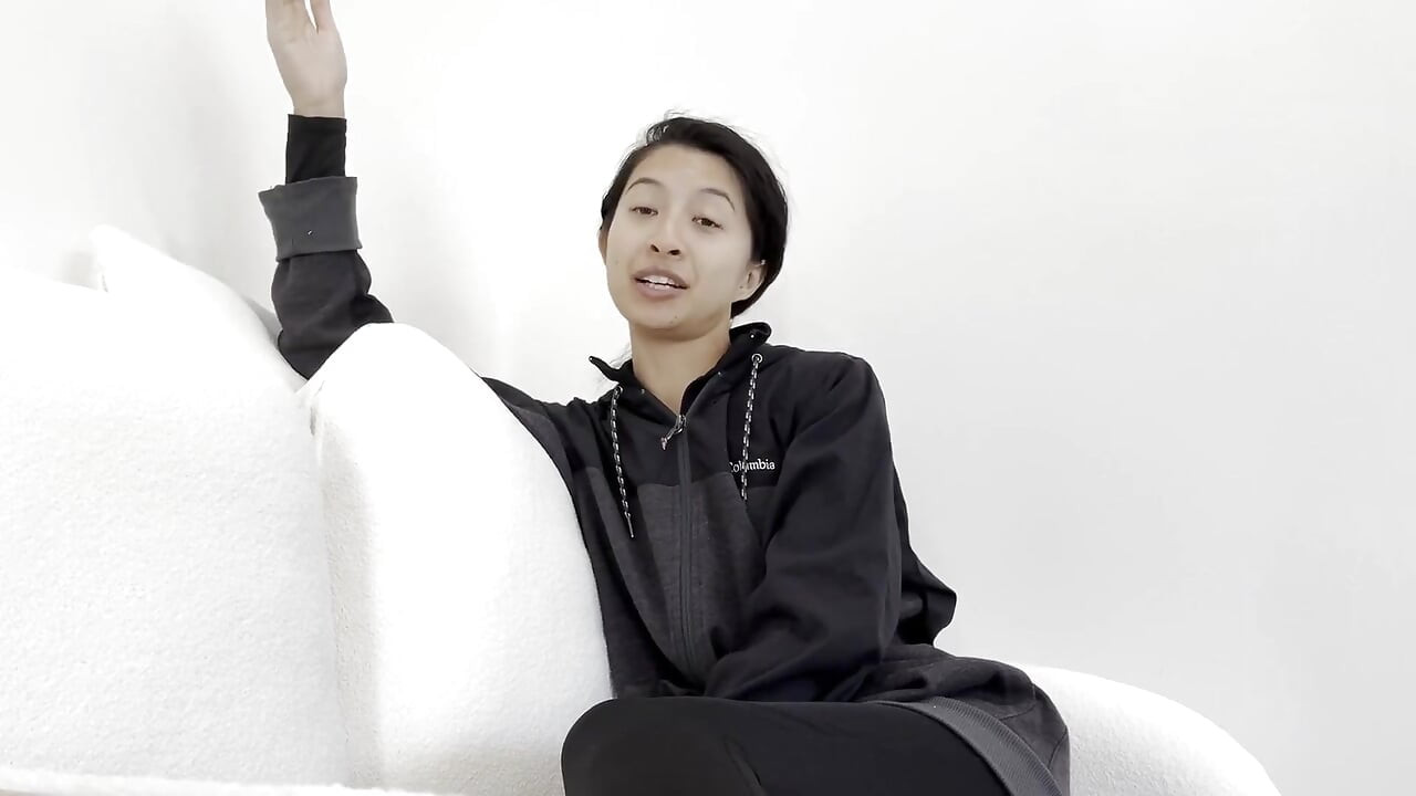 Азіатські господині, одягнені жінки, голі чоловіки