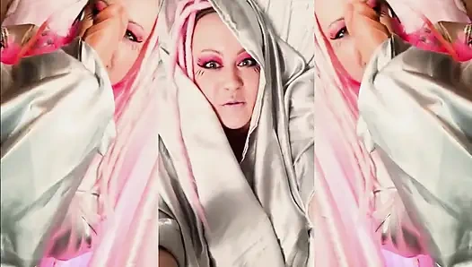 Богиня Лана доминирует Над Bruci с соблазнительным гладким шелком