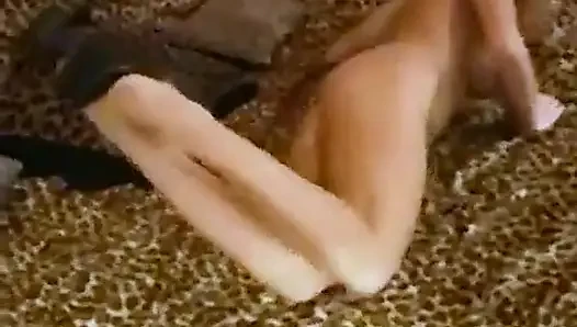 Brittany Andrews göğüslerini göstererek yatağın üzerinde domalıyor!