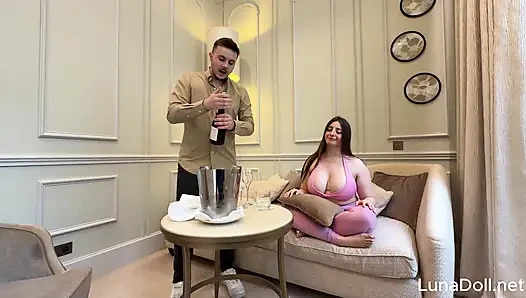 Yoğun büyük zenci üçlü grup seks: yakışıklı resepsiyonist bana ve erkek arkadaşıma katılıyor - luna doll