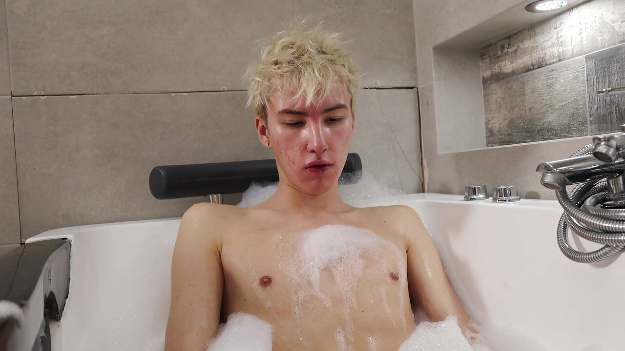 I Suck My Stepdad's Big Dick in the Bath and He Fucks Me