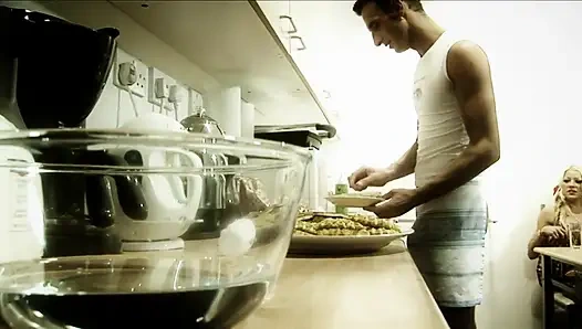 Unordentliche MILF mag sexspiel mit essen