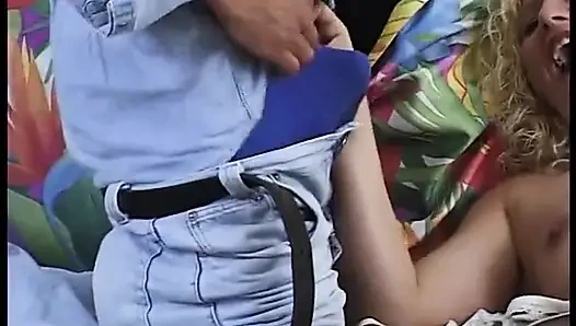 Milf pirang menikmati menyetubuhi memeknya yang dicukur dengan dildo panjang