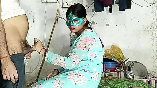 Pantat besar disetubuhi, setelah mengambil seluruh kontol di pantat, mulai berteriak dalam gaya doggy audio hindi.