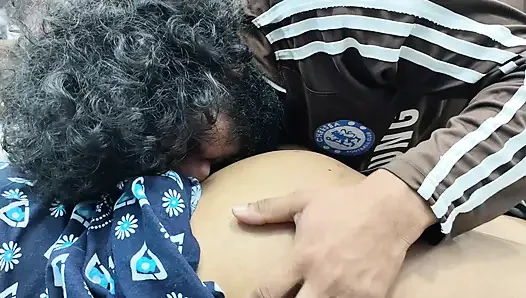 Ciuman pantat panas dan menjilati romansa pasangan desi