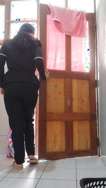Kamera in öffentlicher Toilette nimmt urinierendes Urinieren mit großem Arsch auf