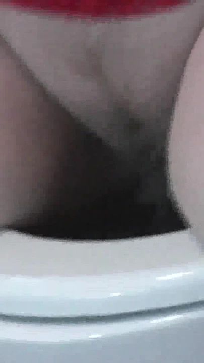 "milf(चोदने लायक मम्मी) सेक्सी सुनहरे बालों वाली सुबह उठती है, पेशाब करती है, दांत ब्रश करती है, कपड़े पहनती है। कामोत्तेजक peignoir, स्कर्ट, "