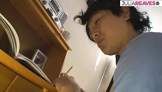 Gadis seksi nyepong kontol besar lalu dientot sampai dicrot