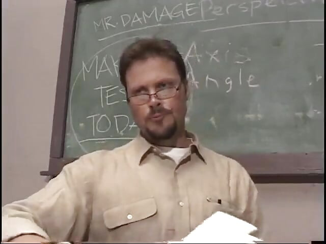 Esmer üniversiteli kız profesör tarafından sikiliyor