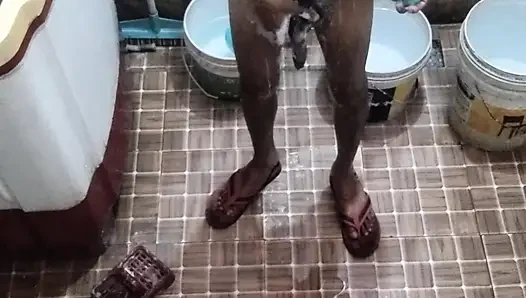 Seksi banyo yapıyor