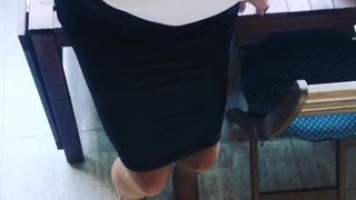 Video selfie falda latex y sandalias beige