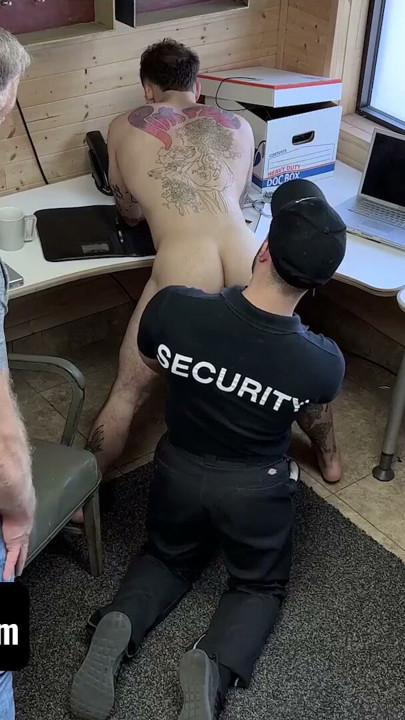 Oficial de policía musculoso Jaxon Valor se coge al ladronzuelo y a su padrastro - YoungPerps | Clip 1