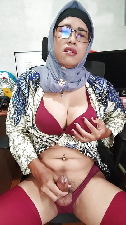 Hijab Shemale with Big Cock Masturbate Until She Cum