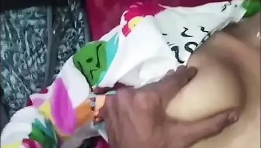 18+ indisches mädchen fingert erstmals orgasmen & harten sex, desi dorf bhabhi