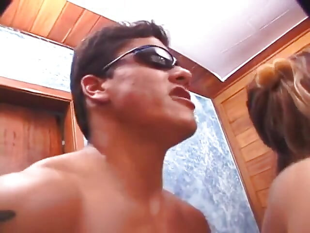 Tres tíos bisexuales tienen un cuarteto con una adolescente morena y se corren encima de ella