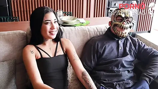 Жена трахнула ее задницу перед куколдом