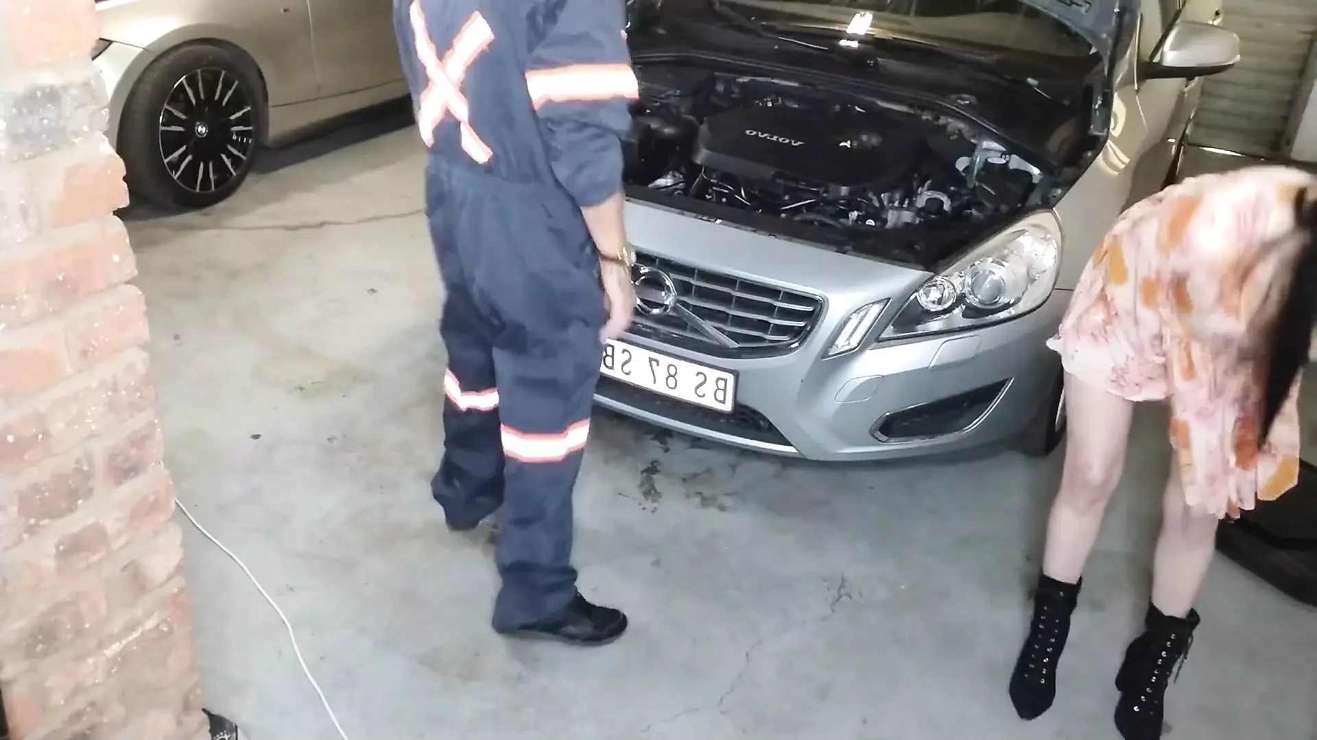 Io sono un meccanico che fa un servizio alle auto e alle donne