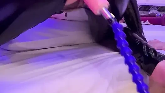 Alice Lima dört ayak üzerinde sert seks makinesiyle sikiliyor