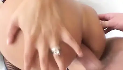 Büyük yarak bu güzel büyük memeli latin orta yaşlı seksi kadının sıkı kalın götünü açıyor