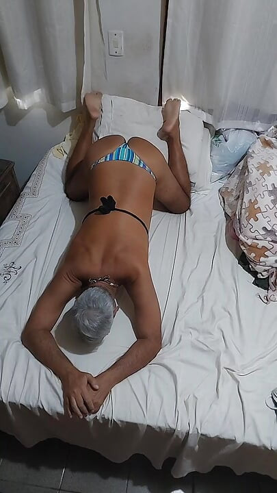 Ladysilva in bed in bikini doing sexy show on live