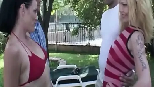 Dövmeli sarışın orta yaşlı seksi kadın açık havada esmerle kalın yarağı yalıyor