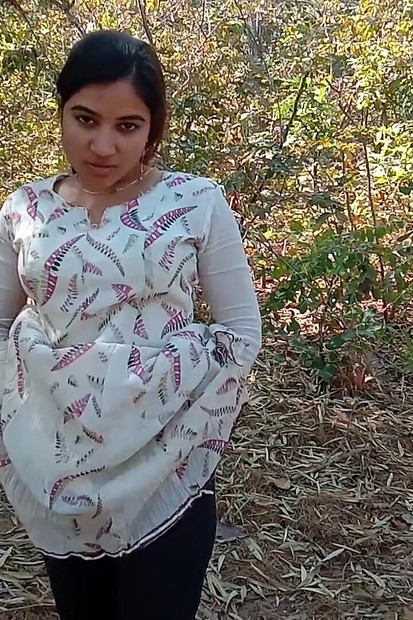 Daring Indian Kamini Bhabhi Getting Fucked in Jungle