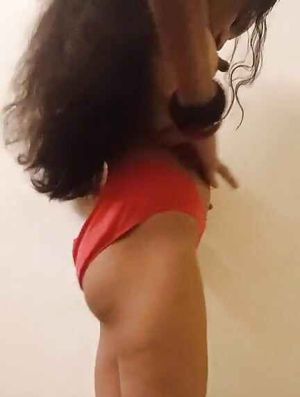 Fată sexy se dezbracă